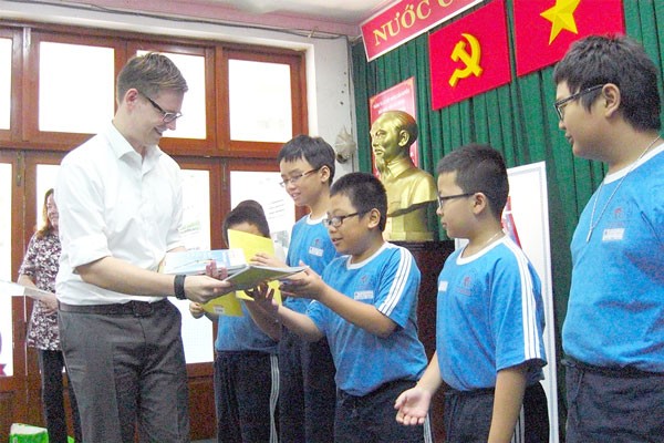 Representative of ZFA presents books for students. (Photo: SGGP)