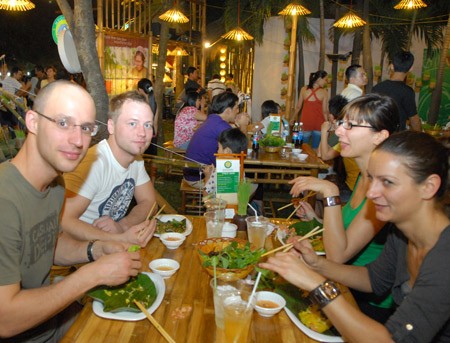 Crowded international visitors joined in the 2014 cuisine festival. (Photo: SGGP)