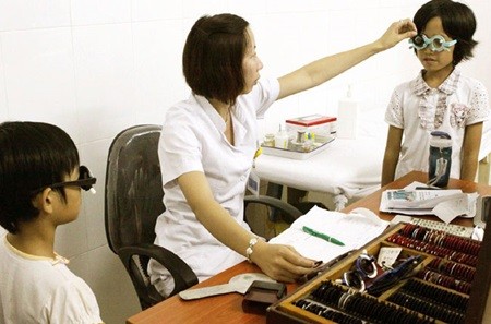 Short-sighted children get medical treatment at the Central Eye Hospital in Ha Noi. Experts said that the number of students suffering from short-sightedness was increasing in Viet Nam's big cities. — VNA/VNS Photo Duong Ngoc