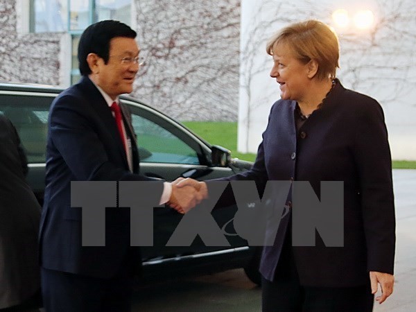President Truong Tan Sang (L) shakes hands with German Chancellor Angela Merkel (Photo: VNA)