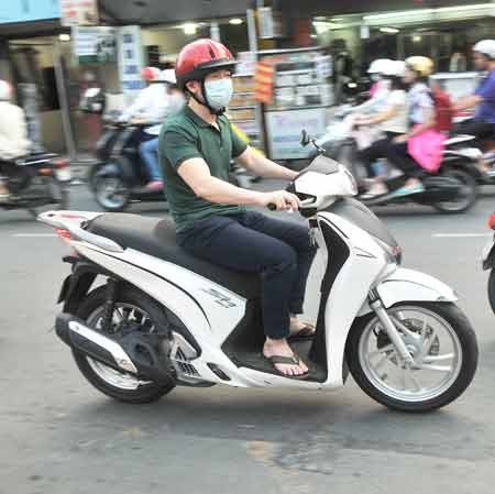 A man drives an SH scooter in HCMC street . The Viet Nam Register has requested Honda Viet Nam to recall 12,000 SH scooters due to an error in the anti-theft system software (Photo: SGGP)