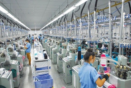 A production chain at the JASAN Viet Nam Company in the Viet Nam-Singapore Industrial Park in Hai Phong Province. The country has made positive economic movements in 2015 including the recovery of the tourism industry and increased production across the manufacturing and agricultural sectors. (Photo: VNA/VNS)