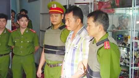 A gangster member the underworld is arrested in Vung Tau city (Photo: SGGP)