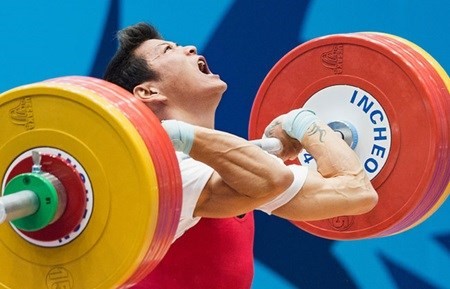 Thach Kim Tuan leads Vietnam to win three tickets to compete at the Brazil Olympics next summer. (Source: VNS)