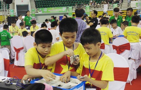 Crowded Vietnamese pupils attend in the 2015 International Robothon Competition. (Photo: SGGP)