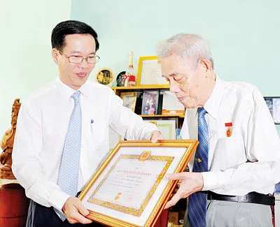 TPHCM: 5 đảng viên nhận Huy hiệu 70 năm tuổi Đảng