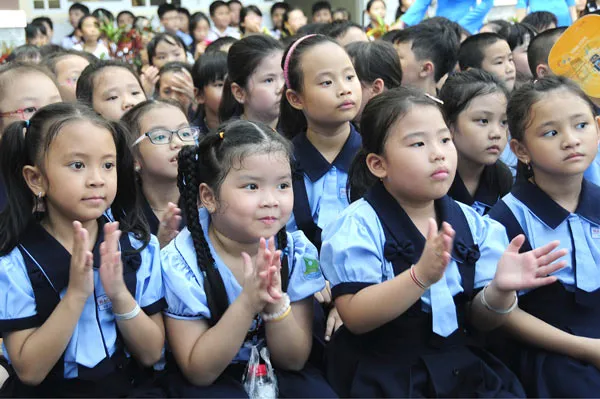 Đồng phục học sinh: Hở quản lý, khổ phụ huynh