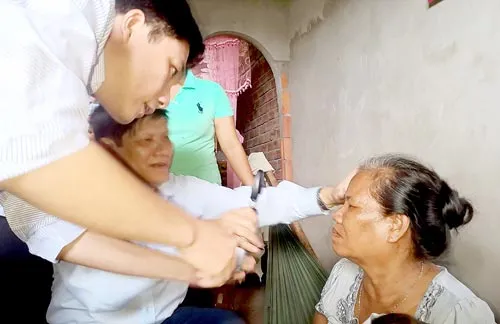 Tự ý dùng thuốc nhỏ mắt: Dễ bị mù!