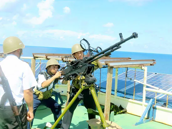 Bài 2: Hoa thép giữa ngàn khơi