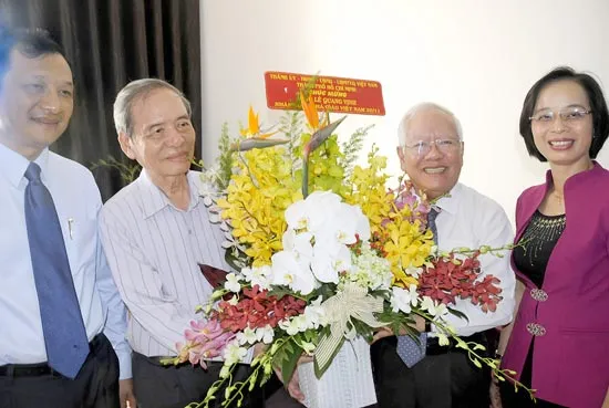 Lãnh đạo TPHCM thăm, chúc mừng nhà giáo tiêu biểu