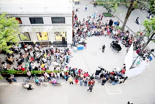 Nhạc cổ điển trình diễn ngoài trời