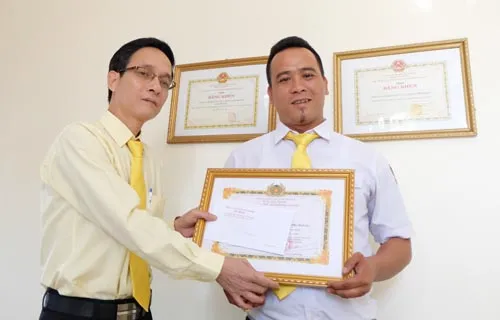 Đà Nẵng: Lái xe trả lại 1.800USD cho du khách bỏ quên trên xe