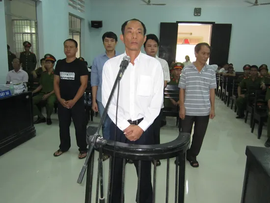 Hoãn xử vụ cựu công an ăn chặn kỳ nam của phu trầm