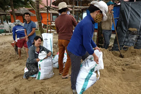 Cảnh hàng trăm người dân cứu bờ biển Cửa Đại đang sạt lở nghiêm trọng ảnh 5