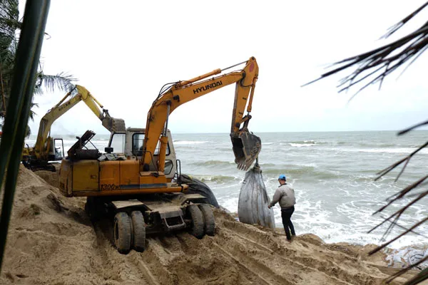 Cảnh hàng trăm người dân cứu bờ biển Cửa Đại đang sạt lở nghiêm trọng ảnh 6