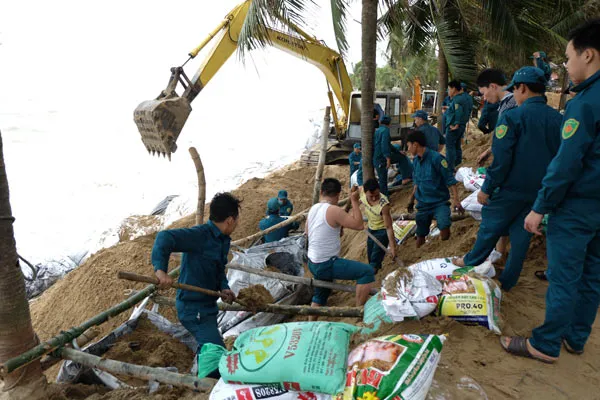 Cảnh hàng trăm người dân cứu bờ biển Cửa Đại đang sạt lở nghiêm trọng ảnh 7