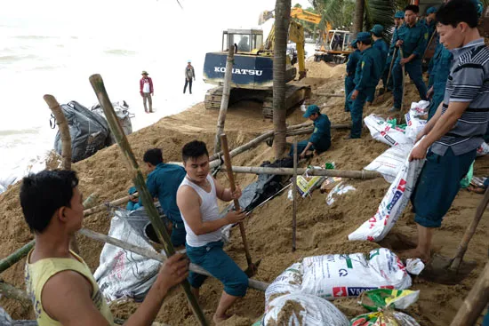 Cảnh hàng trăm người dân cứu bờ biển Cửa Đại đang sạt lở nghiêm trọng ảnh 9