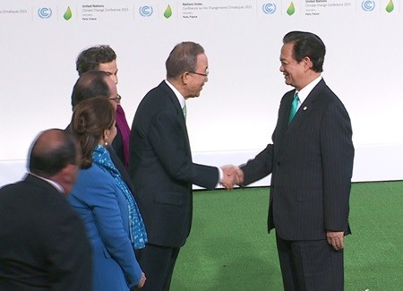 Prime Minister Nguyen Tan Dung (right) shakes hand with UN Secretary General Ban Ki-moon at the 21st Conference of the Parties to the United Nations Framework Convention on Climate Change that opened in Paris yesterday. — VNA/VNS Photo Duc Tam