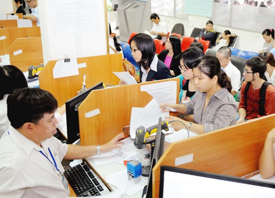 Businesses pay tax in HCMC (Illustrative photo: SGGP)