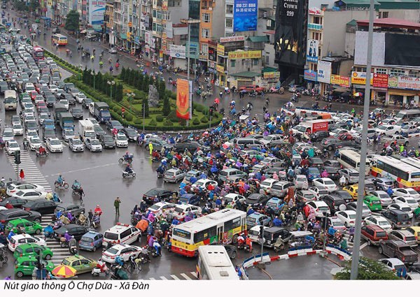 Traffic jam occurs in many streets in Hanoi on December 5. The photo was taken at O Cho Dua-Xa Dan inersection (Photo: SGGP)
