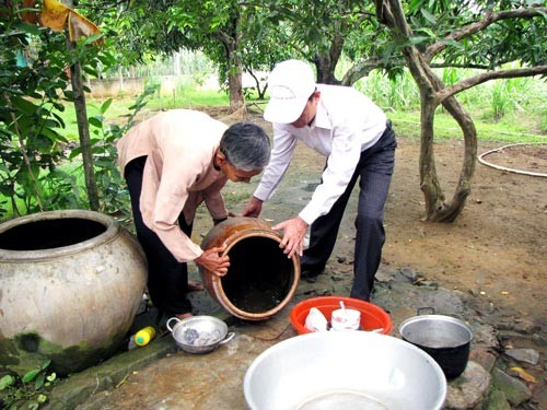 Health authority advises people to clear water containers where mosquitoes lay its eggs into to curb dengue fever (Photo: SGGP)