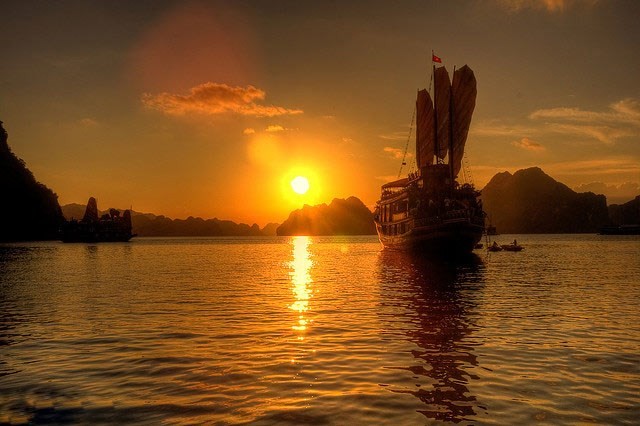 When the sunset comes in Ha Long Bay (Source: halongbay-online.com)