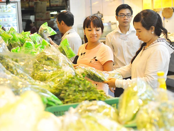 Customers buy VietGap vegetables at CoopMart Cong Quynh in HCMC (Photo: SGGP)