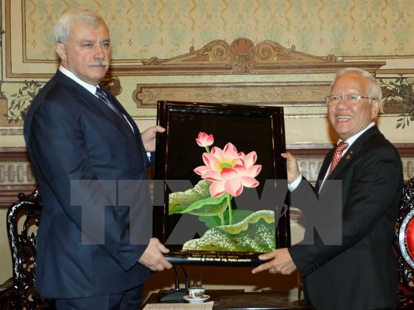 Governor Georgy Poltavchenko (L) and Chairman Le Hoang Quan (Source: VNA)