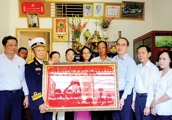 Chairman of Central Committee of Vietnam Fatherland Front Nguyen Thien Nhan (third from right) offers a certificate of merit. (Photo:SGGP)