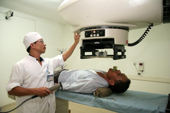 Treatment for a cancer case in Tumor Hospital in Ho Chi Minh City (Photo: SGGP)