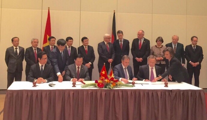 MoU signing ceremony enhancing the relationship and strategic cooperation between the GBA and AHK/GIC with the MoIT and the VCCI in Berlin on November 11, 2015. This MoU also serves as the next step to establish the bilateral German-Vietnamese Chamber of Commerce - Photo: K.L