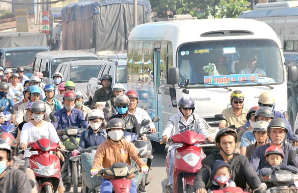 Trucks of more than five tons are banned from travelling in the stretch of the National Highway 1A in Binh Chanh, HCMC (Photo: SGGP)