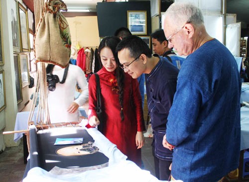 Visitors perceive embroidered paintings (Photo: SGGP)