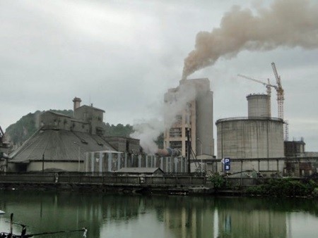 The Ha Tien Cement Factory causes air pollution in HCM City. If the city wants to offer its residents quality living, the most important thing is to improve its environmental quality. — Photo thiennhien.net