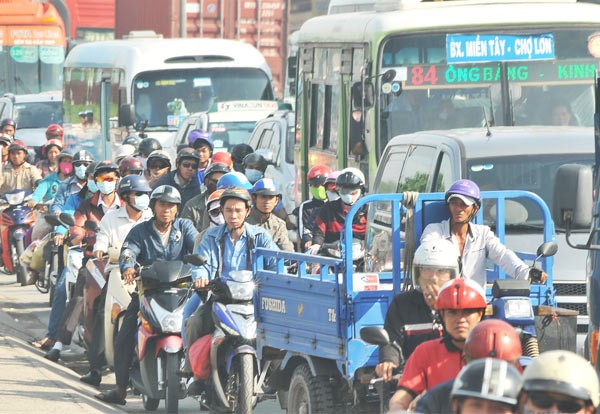 Traffic jam in the National Highway 1A in Binh Chanh, HCMC (Photo: SGGP)