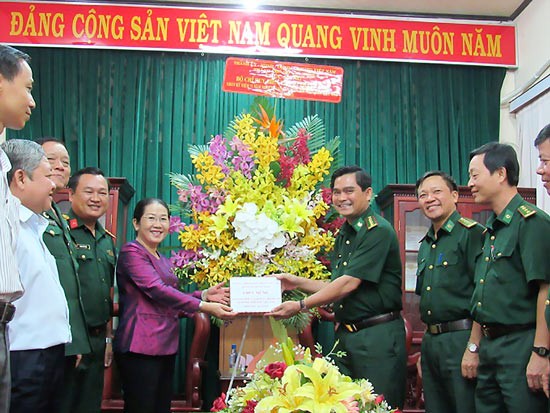 Head of the city Party Committee's Commission for Organization, Vo Thi Dung visits Ho Chi Minh City Border Guards Headquarters. (Photo: Sggp)