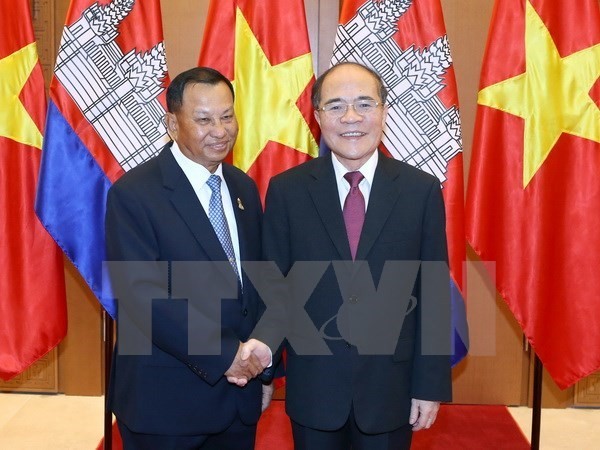 National Assembly Chairman Nguyen Sinh Hung (R) and President of the Cambodia Senate Samdech Say Chhum. (Photo: VNA)