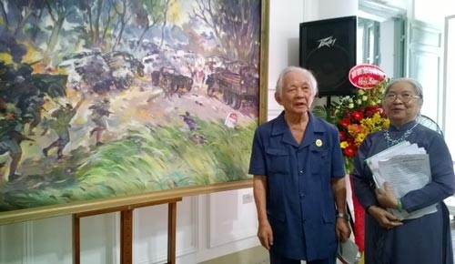 Painter Huynh Phuong Dong and his wife, doctor Le Thi Thu in his own art exhibition at the Ho Chi Minh City Museum of Fine Arts in 2014.