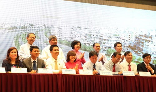 Car buyers at an outlet in HCMC on December 12 (Photo: SGGP)