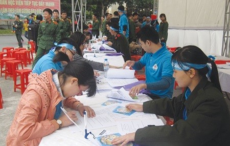 More than 1,400 people register to donate organ and tissue at a festival on Saturday in Ha Noi. The event aims to raise the community's awareness and support for organ donation and transplant in Viet Nam. (Photo: suckhoedoisong.vn)