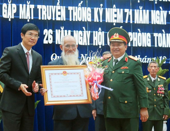Quang Nam province's leaders grant the title of "Hero of the People’s Armed Force" to veterans. (Photo:SGGP)