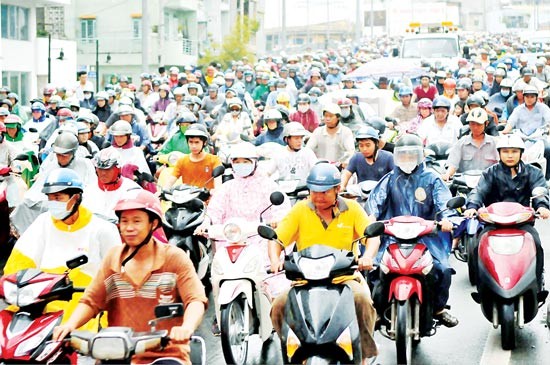 Vehicles travel into Cao Xuan Duc street from Cha Va bridge (Photo: SGGP)