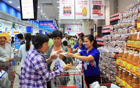 Customers shop at Co.opmart (Photo: Co.opmart)