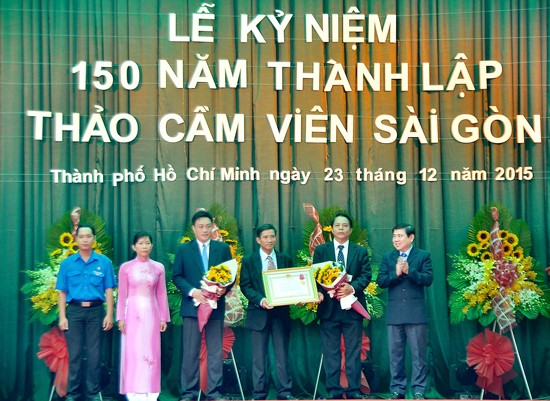 HCMC People’s Committee Chairman Nguyen Thanh Phong (first from right) grants the third class Labour Medal for Sai Gon Zoo Garden. (Photo: SGGP)