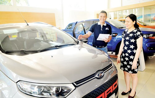 35 percent of Vietnamese consumers said their families are ‘better off’ financially than a year ago. (Photo: Cao Thang/SGGP)