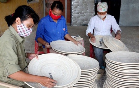 Workers produce sedge products for export at private business Thanh Hoa in northern Ninh Binh Province. Domestic firms lack knowledge to take advantage of global integration. — VNA/VNS Photo Dinh Hue