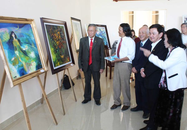 The painting exhibition under theme of “Mother and flower- Womankind” by artist Vi Quoc Hiep