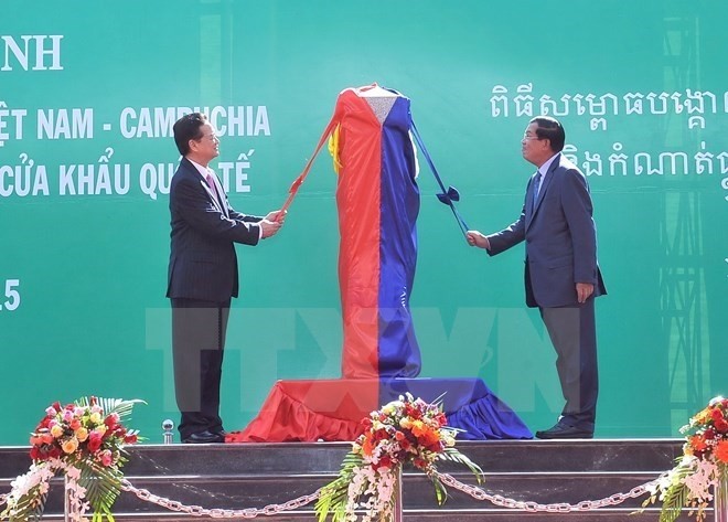 Prime Minister Nguyen Tan Dung and his Cambodian counterpart Hun Sen inaugurate border marker No.30 (Source: VNA)