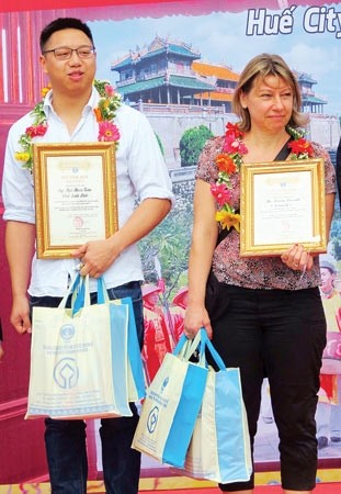 Domestic & international tourists receive the awards from the organization board -SGGP
