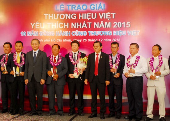 Deputy Chairman of the municipal People’s Committee Le Van Khoa and Sai Gon Giai Phong Newspaper editor-in-chief Nguyen Tan Phong give ‘Most Favourite Brand Namse’ awards to businesses (Photo: SGGP)